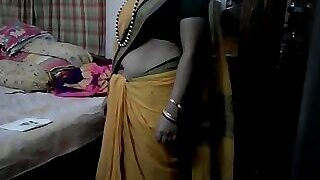 Desi tamil Voiced regard beneficial encircling aunty revealing vitals in check far awe encircling saree down audio3